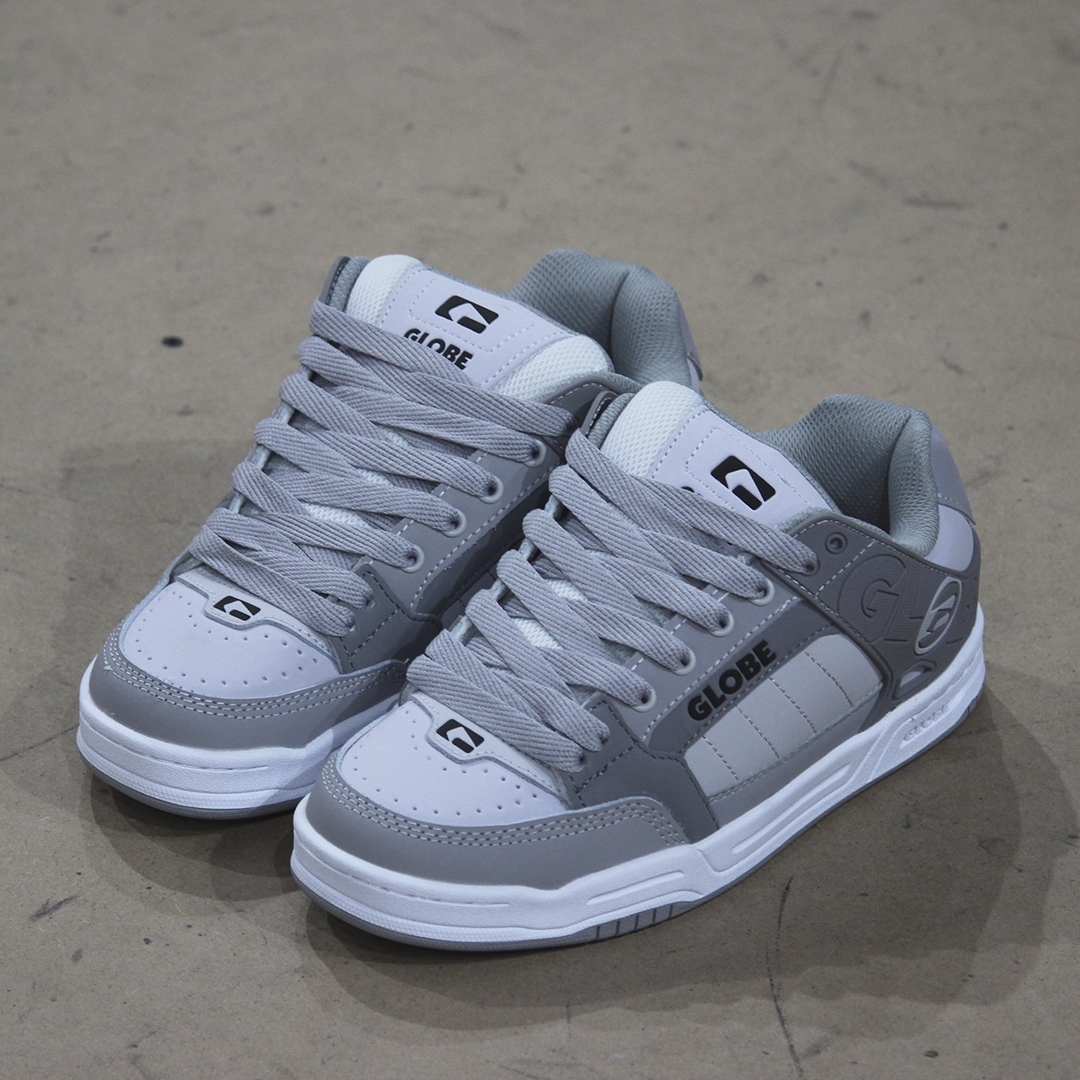 Tenis Globe Tilt Triple Grey